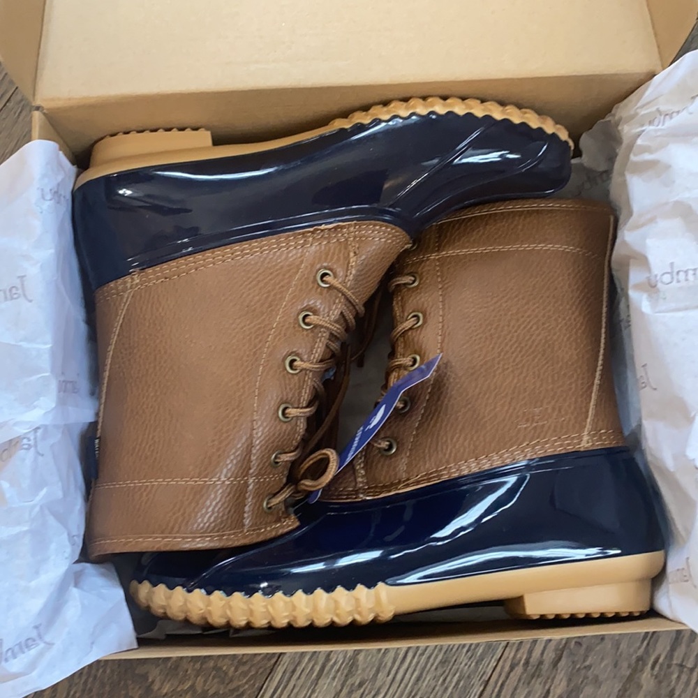 New in box:    - Woman’s casual duck waterproof boots. - Picture 15 of 17